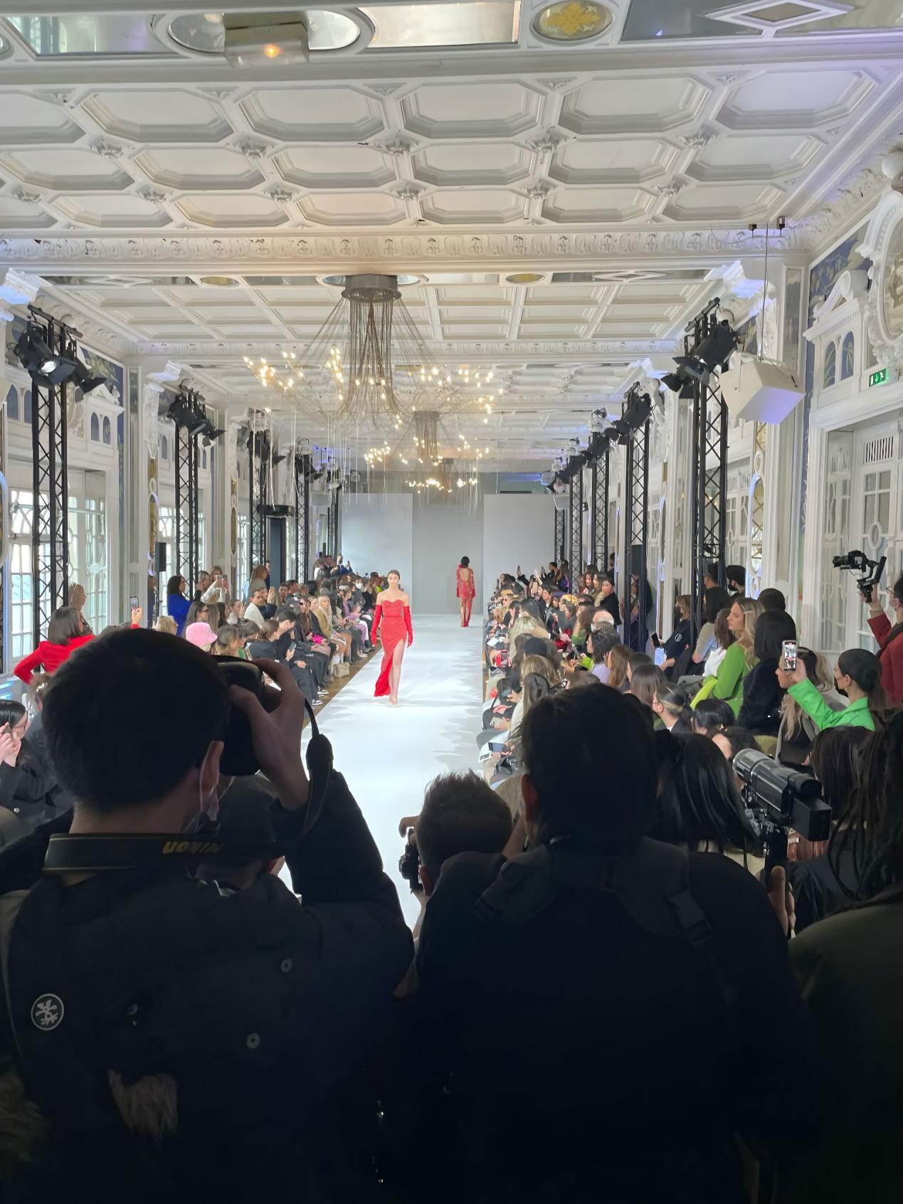 Un groupe de personnes sur une piste

Description g&eacute;n&eacute;r&eacute;e automatiquement